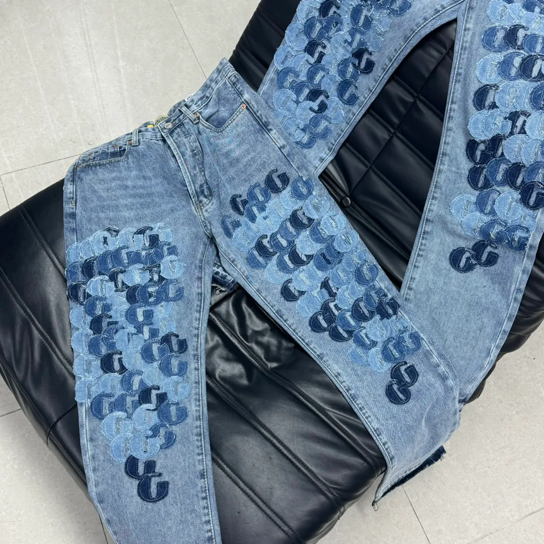#8062 P286💰 GALLERY DEPT.G letter patch pudding 5001 denim washed and distressed spliced jeans -Original purchase and pattern making to truly restore the ultimate vintage texture -Original hardware accessories, washed and other elevators, QR code analysis are all purchased from the original factory, high degree of restoration, you are welcome to compare with a certain product ~ -Three-dimensional version Loose and comfortable, not picky about the figure, taller and slimmer, factory Seiko, original factory quality control, same style for men and women, can be matched with couples Versatile recommendation: must-have jeans for all seasons Color: blue Size: S-XXL (28-36)